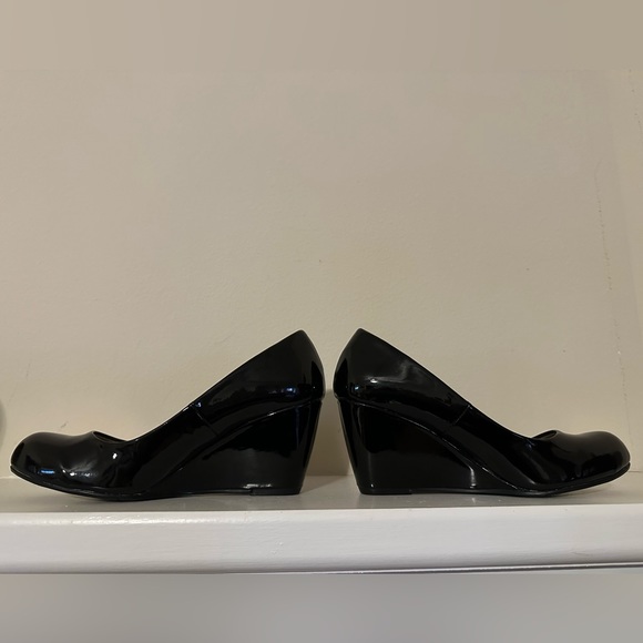 Black patent leather wedges. Size 6. - Picture 3 of 4